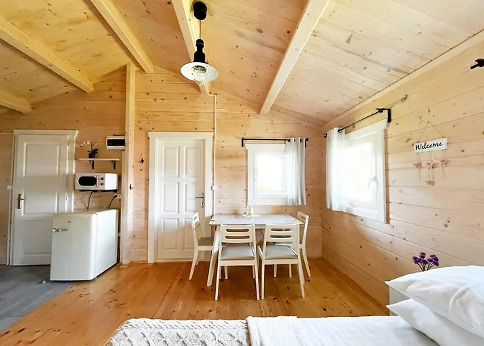 Letniskowe Drewniane Szenodo Na Sosnowej * Debina (Ustka)